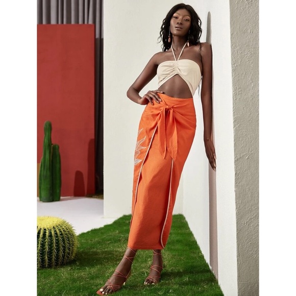 Victoria Embroidery Knot Detail Contrast Backless Dress - Picture 2 of 9